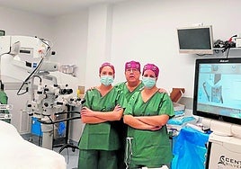 El doctor Salvador Nebro y su equipo humano en el quirófano junto a Centurion, un equipo de alta tecnología para la cirugía de cataratas.