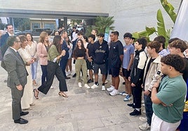 La consejera de Inclusión Social, Juventud, Familias e Igualdad, Loles López, y la alcaldesa de Mijas, Ana Mata, hablan con algunos de los asistentes al Congreso Andaluz.