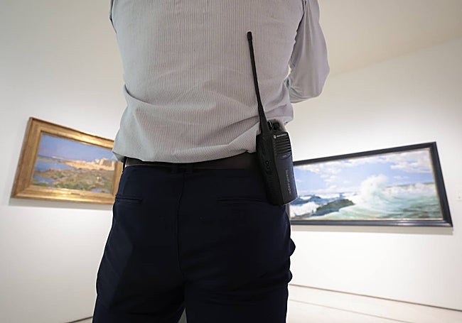 Un vigilante del Museo Carmen Thyssen custodia la colección en una de las salas de la pinacoteca.
