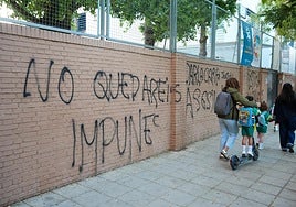 Pintadas de repulsa por el suicidio de la menor en el colegio sevillano donde estudiaba.