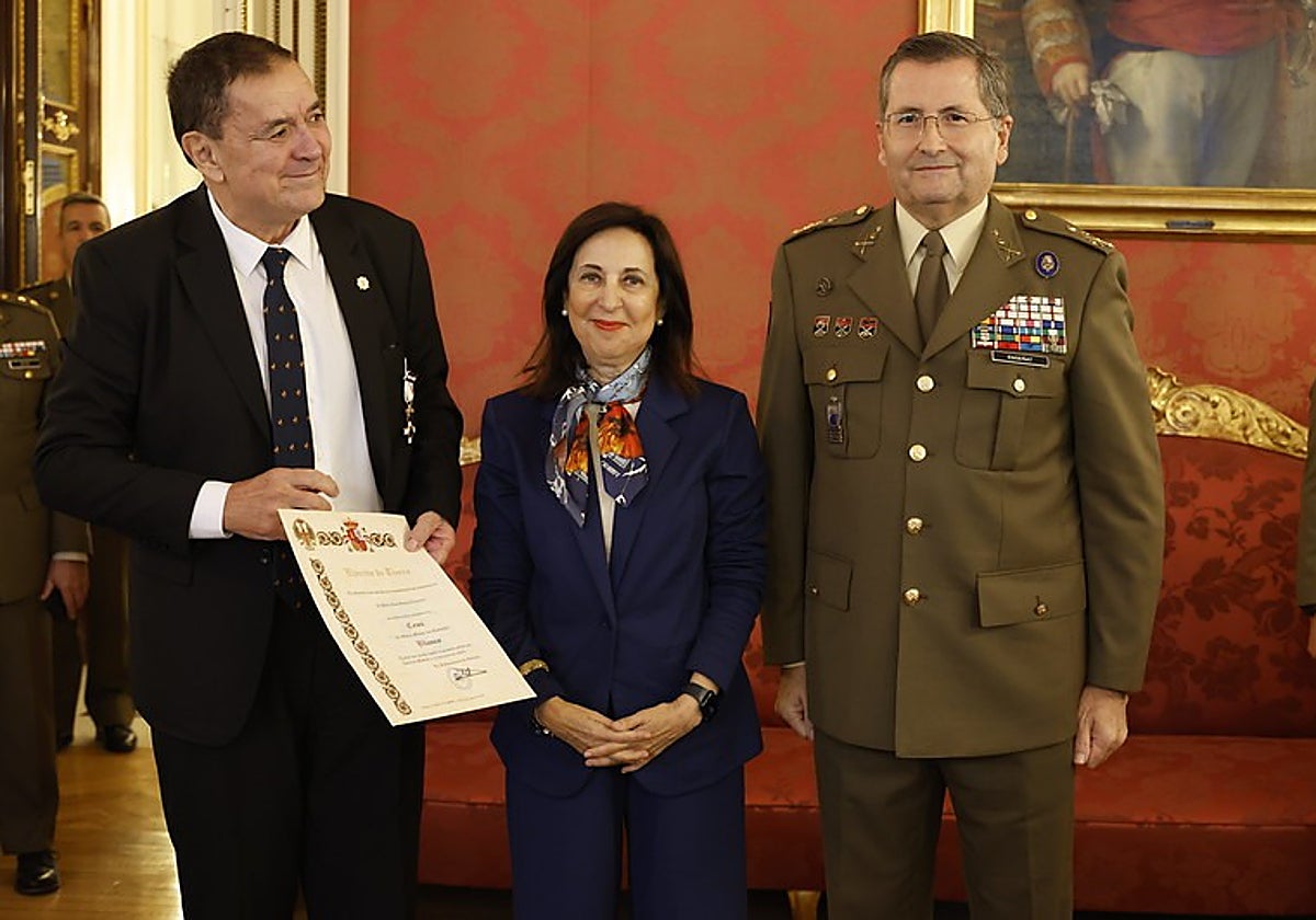 Gómez, Robles y el general Ensañat, tras el acto.