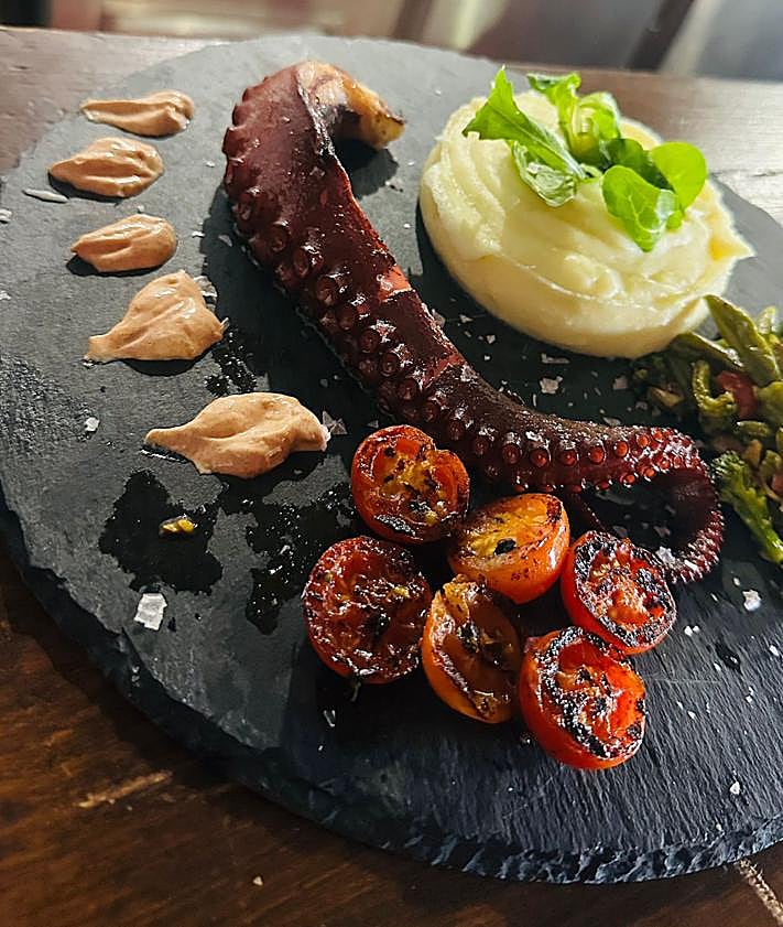 Imagen secundaria 2 - La carne de cerdo ibérico es una de las especialidades. Sopa refrita y pata de pulpo a la brasa.