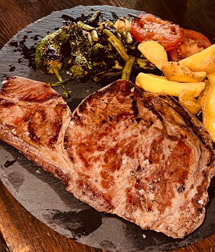 Imagen secundaria 2 - Ensalada dulce 'capricho' de cabra, presa ibérica y entrecot de ternera.