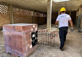 Un operario trabaja en las obras del futuro centro de día para personas mayores de Sierra de Yeguas.