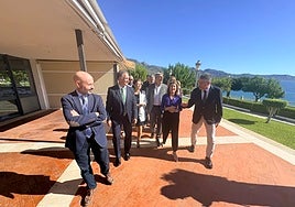 La presidenta de la Red de los Paradores de Turismo de España, Raquel Sánchez, este martes en Nerja junto al alcalde, José Alberto Armijo, y el subdelegado del Gobierno en Málaga, Javier Salas.