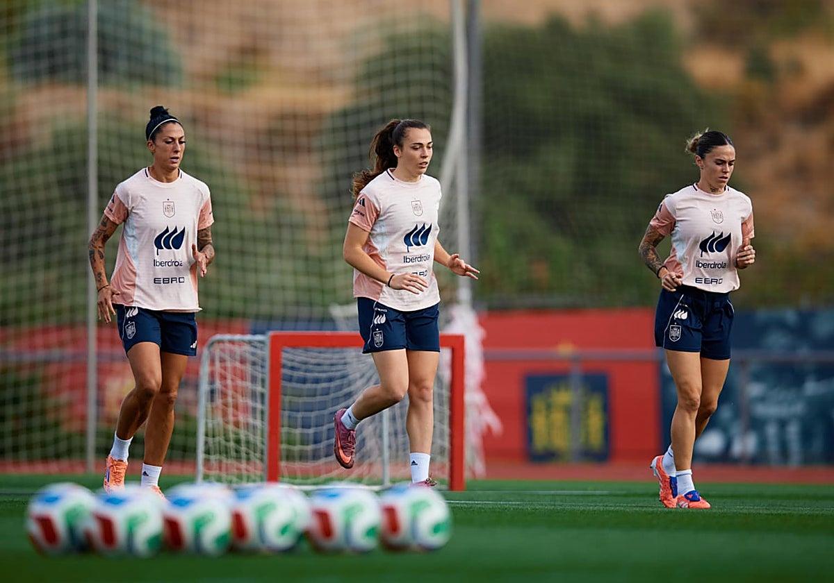Jenni Hermoso, Lucía Corrales y Mapi León, en el entreno de ayer en Las Rozas.