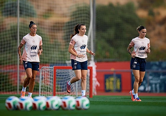 Jenni Hermoso, Lucía Corrales y Mapi León, en el entreno de ayer en Las Rozas.