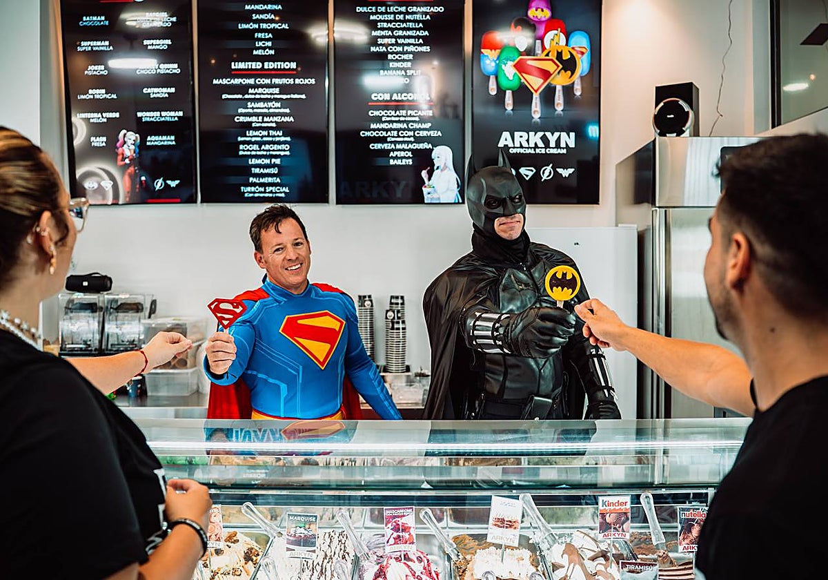 Superman y Batman no faltaron a la inauguración de la heladería.