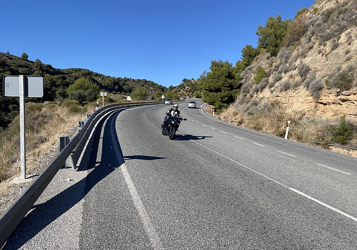 La carretera entre Nerja y Almuñécar es muy frecuentada por motoristas los fines de semana.