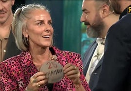 La Mari dio a David Broncano una prótesis mamaria en la que ponía '25 Chambao'.