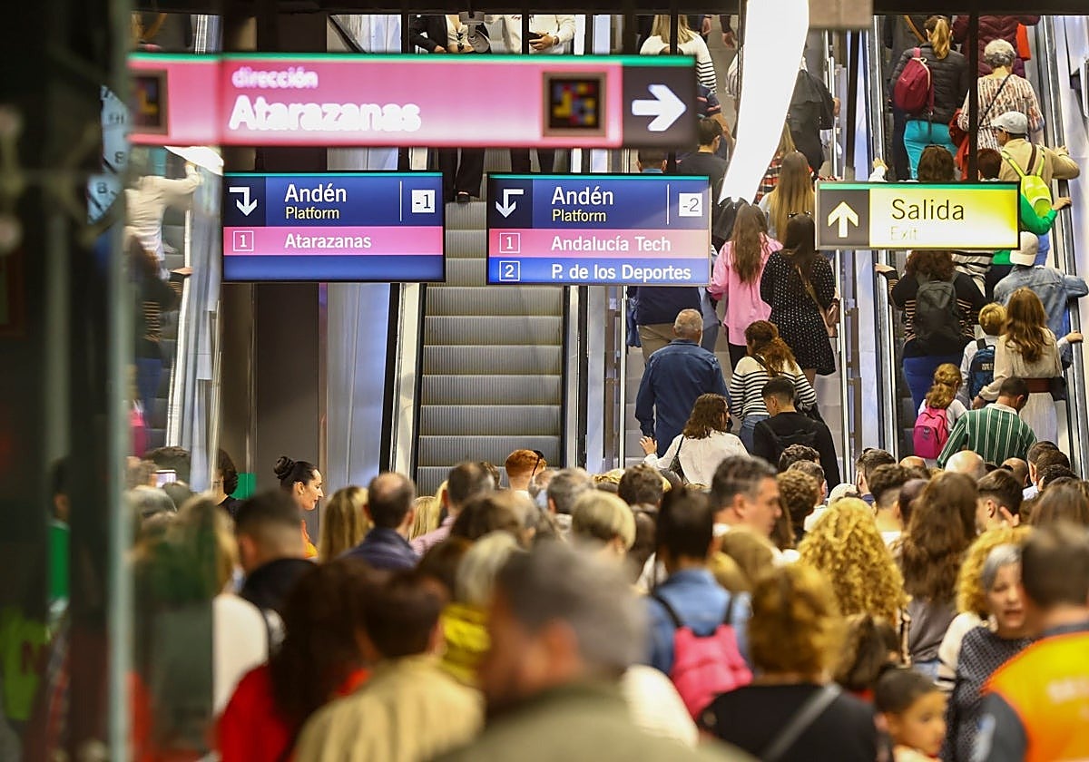 Pasajeros del metro de Málaga dentro de una estación.