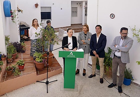 Responsables de la Junta en la zona del Perchel en la que se han recuperado VPO 'okupadas'.