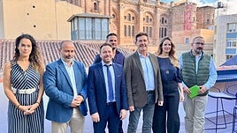 Antonio Alcázar y Yolanda Gómez junto con otros miembros de la formación Vox.