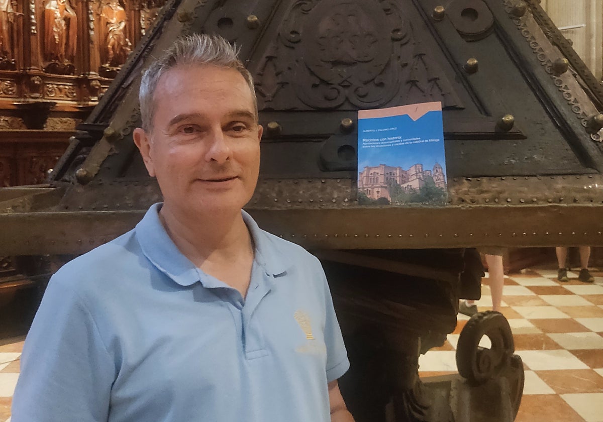 El historiador Alberto Palomo, junto al libro que se presenta este jueves.