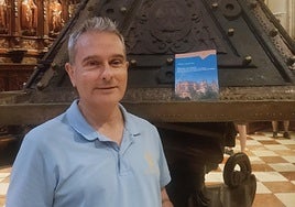 El historiador Alberto Palomo, junto al libro que se presenta este jueves.