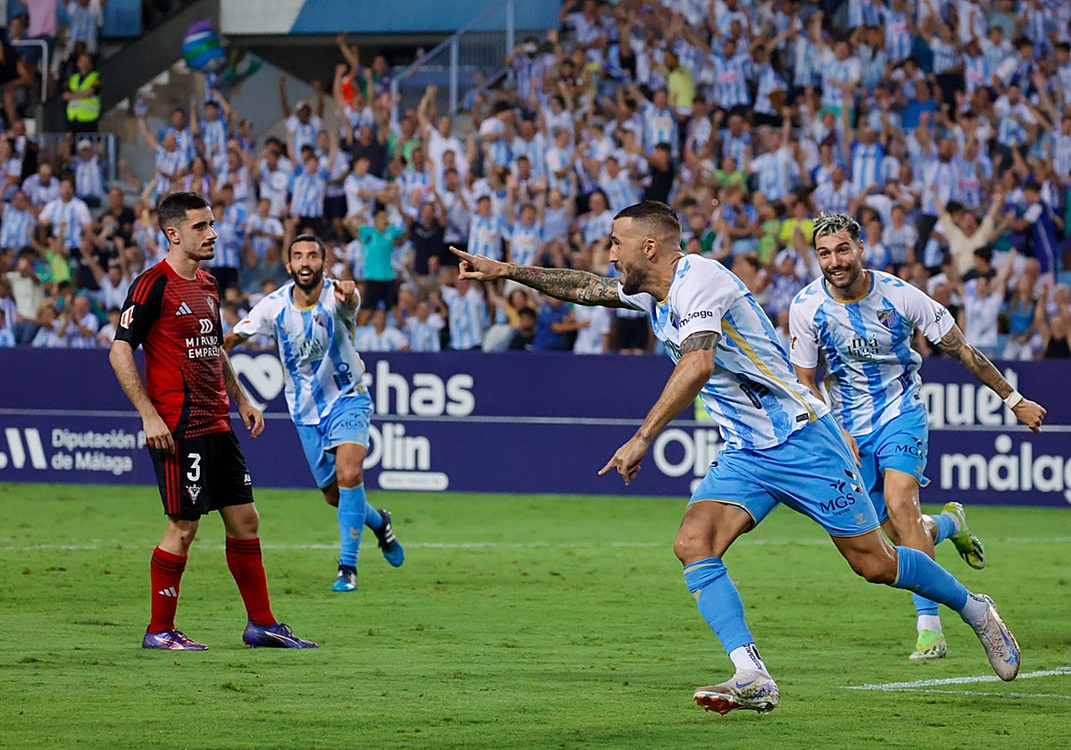 Dioni celebra su gol frente al Mirandés en el encuentro entre ambos en La Rosaleda de la pasada temporada.