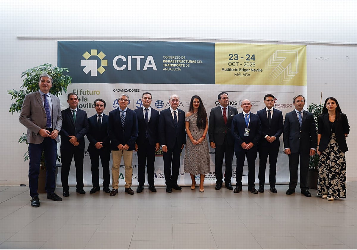 Foto de familia de organizadores y autoridades del congreso.