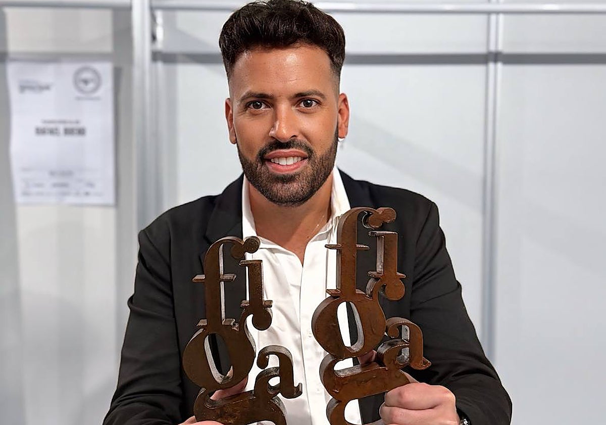 Imagen principal - El malagueño Rafael Bueno con los reconocimientos de la Pasarela Fígaro 2025 y dos de los trabajos de la colección. 