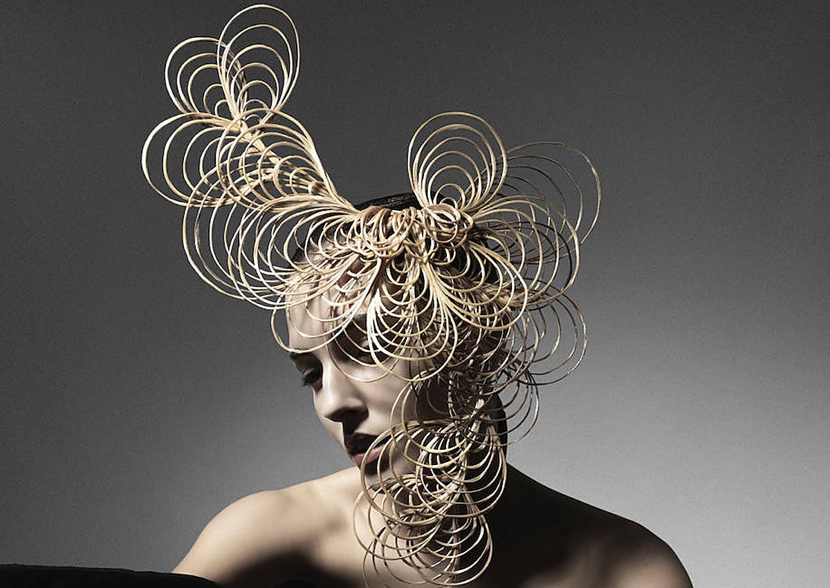 Imagen secundaria 1 - El malagueño Rafael Bueno con los reconocimientos de la Pasarela Fígaro 2025 y dos de los trabajos de la colección. 