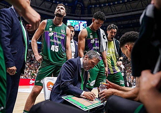 Ibon Navarro da instrucciones en un tiempo muerto.