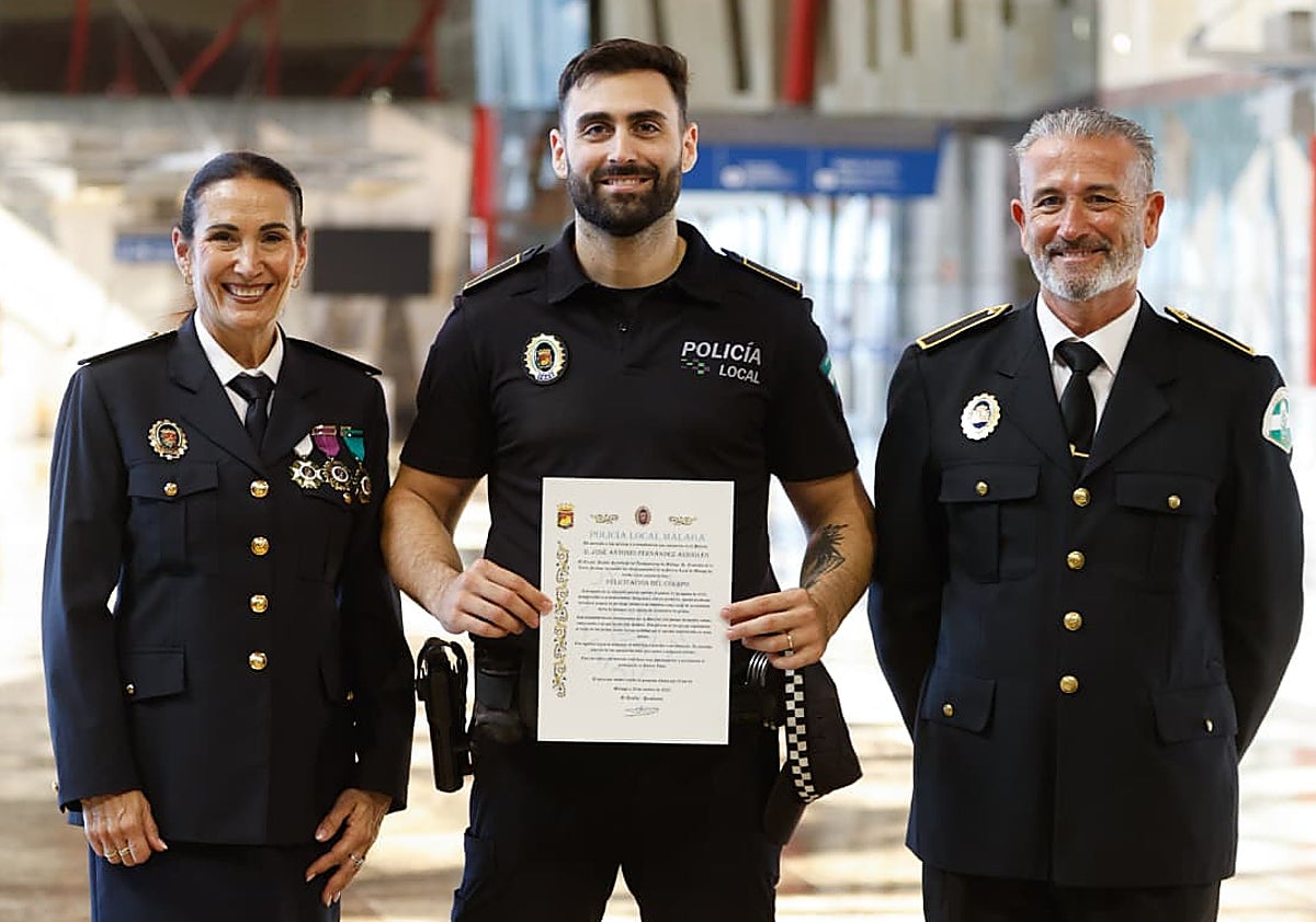 Imagen principal - José Antonio Fernández (arriba) acompañado de sus padres; Rafael Rubio (abajo, izquierda) sostiene la felicitación, y Juan A., oficial del GIP.