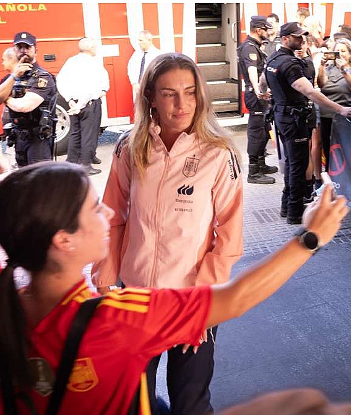 Imagen secundaria 2 - Cálido recibimiento de la afición malagueña a las campeonas del mundo de fútbol