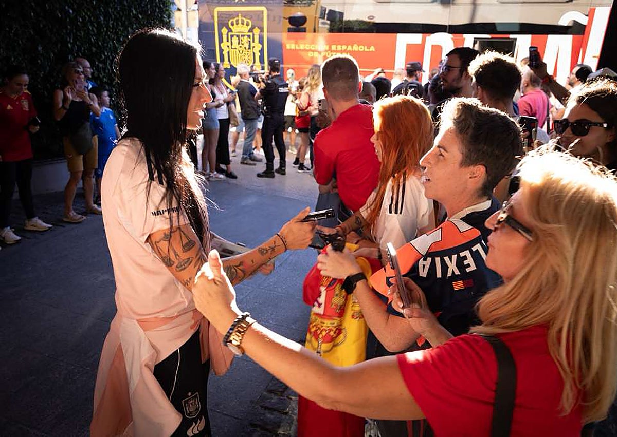 Imagen secundaria 1 - Cálido recibimiento de la afición malagueña a las campeonas del mundo de fútbol