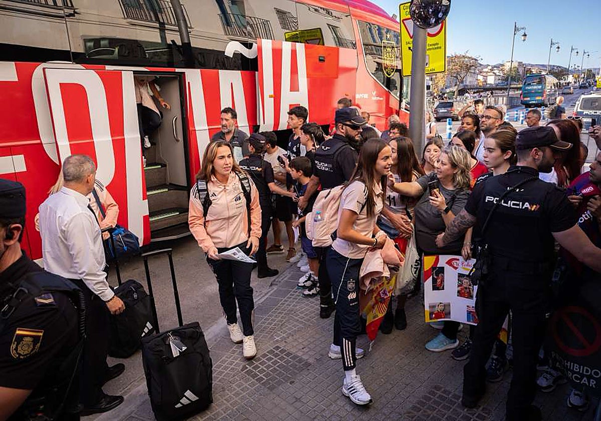Imagen principal - Cálido recibimiento de la afición malagueña a las campeonas del mundo de fútbol
