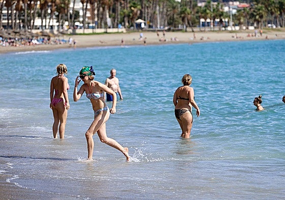 Las altas temperaturas abarrotan estos días las playas.