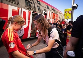 Bonmatí, firmando la camiseta de una niña en el Hotel Vincci Posada del Patio.