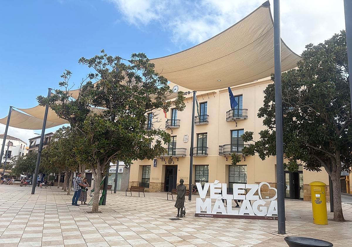 Fachada principal del Ayuntamiento de Vélez-Málaga en la céntrica plaza de Las Carmelitas.