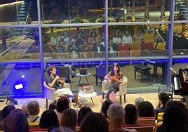 Julia Viejo recita un poema de su premiado primer poemario 'Anidan Minerales', acompañada del filósofo Mariano Acosta.