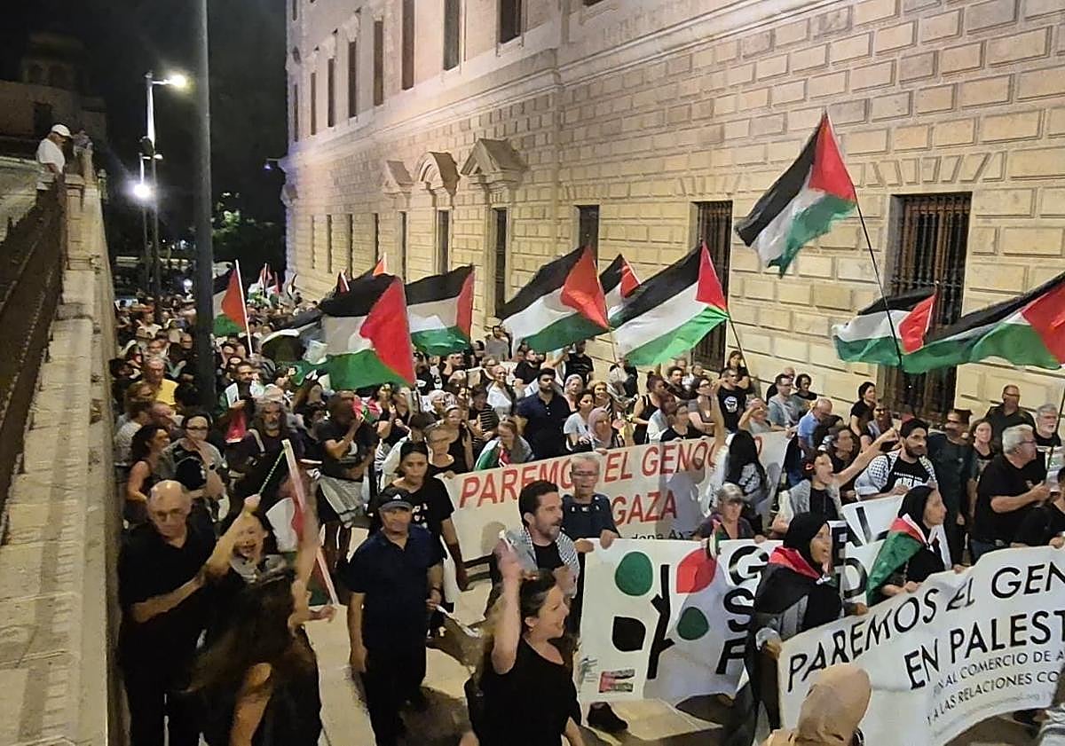 Imagen principal - Cientos de personas vuelven a recorrer Málaga en solidaridad con Palestina tras la violación del alto el fuego