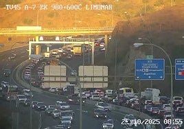 Imagen de las retenciones, este jueves, a la altura del Limonar.