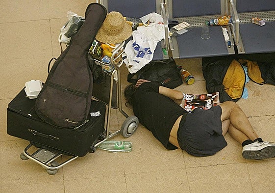Personas sin techo en las instalaciones del aeropuerto.