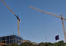 Grúas de obras, en Torremolinos.