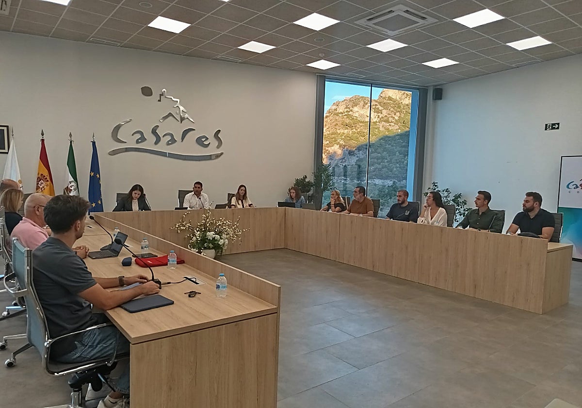 Salón plenario del Ayuntamiento de Casares, durante la celebración del pleno de octubre.