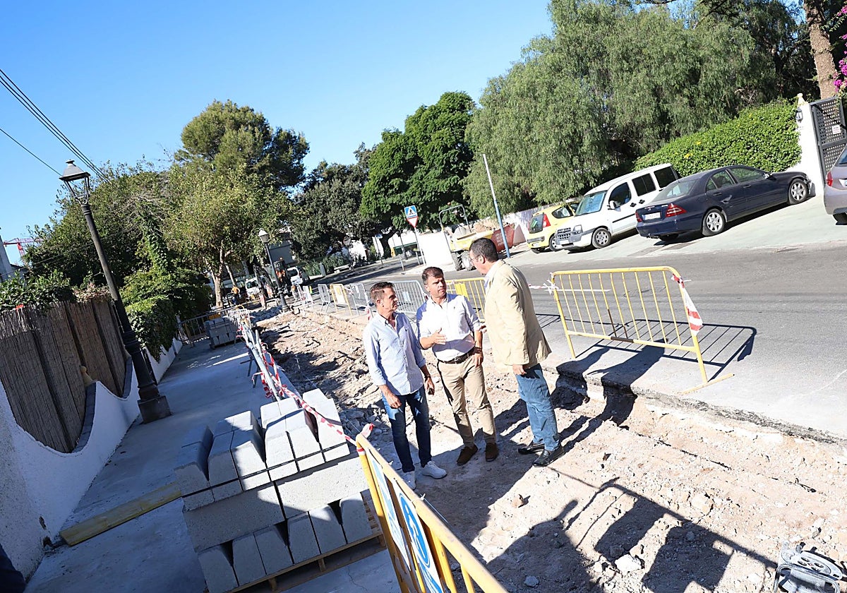 El edil de Obras, Diego López, durante su visita a los trabajos junto al director general del distrito, Carlos Alcalá.