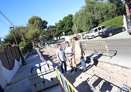 El edil de Obras, Diego López, durante su visita a los trabajos junto al director general del distrito, Carlos Alcalá.