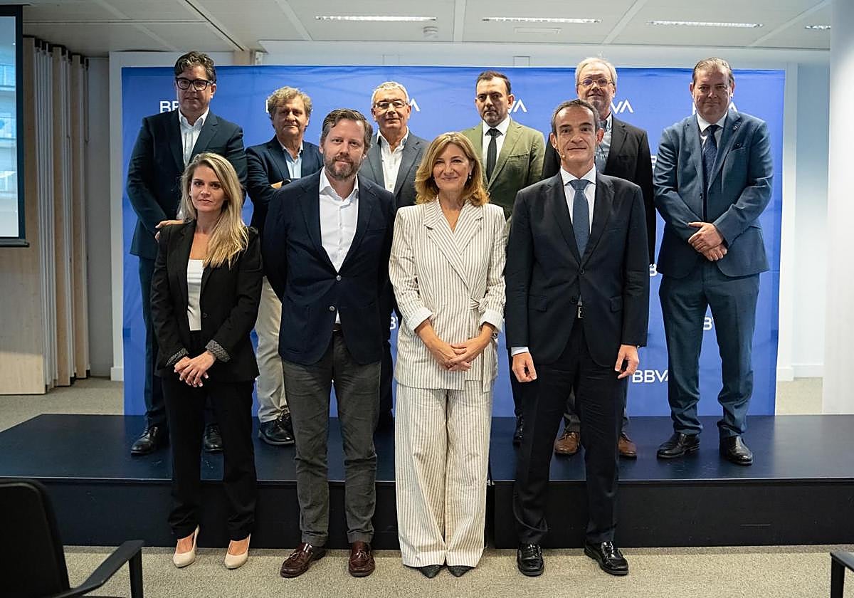 Francisco Javier Jerez Basurco, director territorial Sur de BBVA; Alicia Martínez Martín, de la Secretaría General de Vivienda; y Mark Eaves, director de Comunidades de Propietarios de BBVA España, junto al resto de participantes en la jornada.