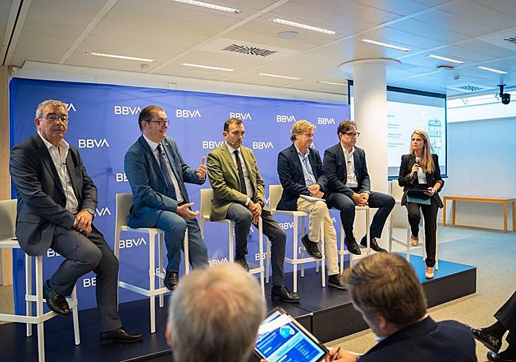 Un momento del panel 'Creación de valor vía rehabilitación', con representantes del Colegio Andaluz de Administradores de Fincas, los Consejos Andaluces de Arquitectos y de Arquitectos Técnicos, así como empresas del sector como Bilba y Lumon España.