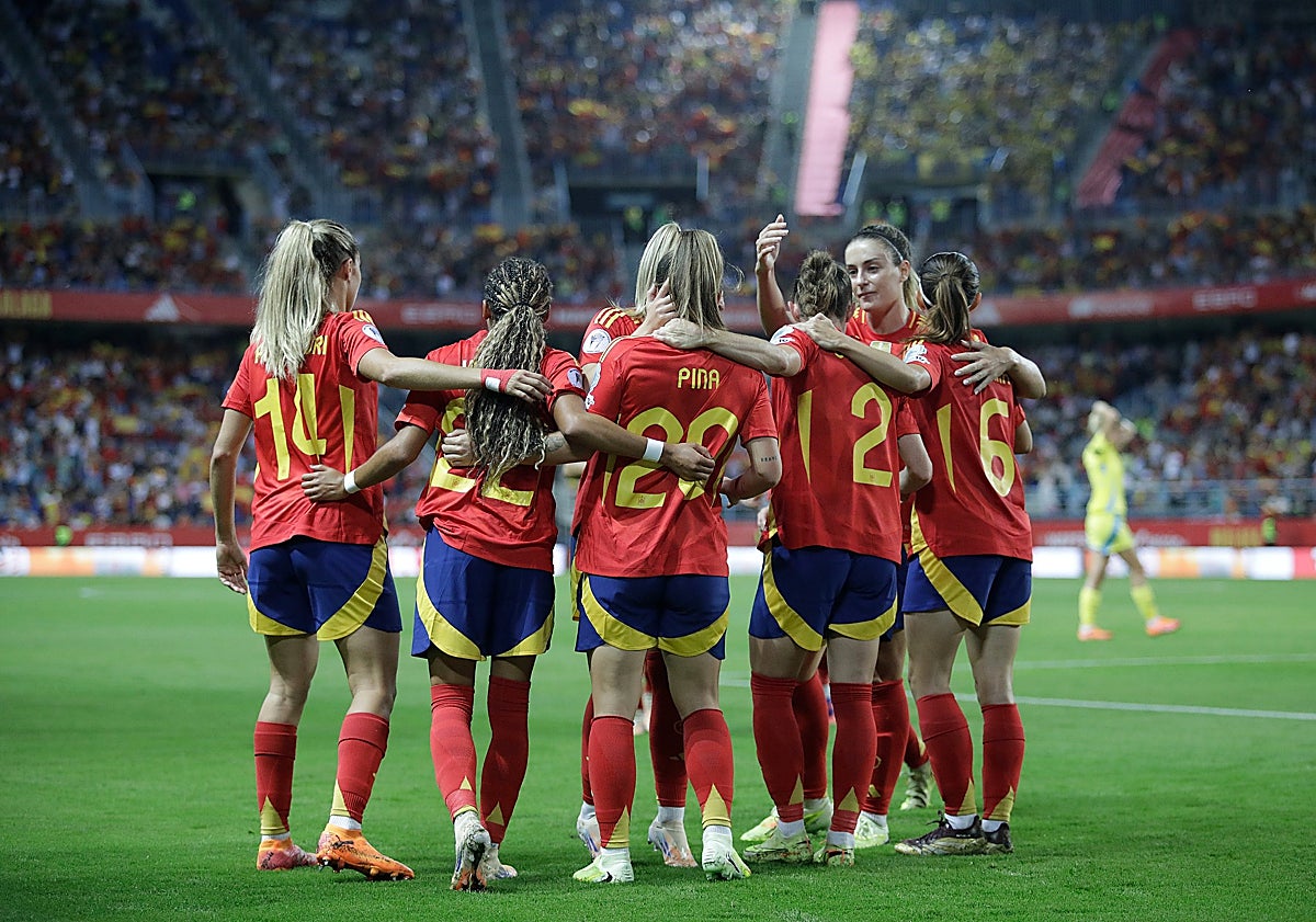 Imagen principal - La nueva España golea a Suecia y encandila a La Rosaleda