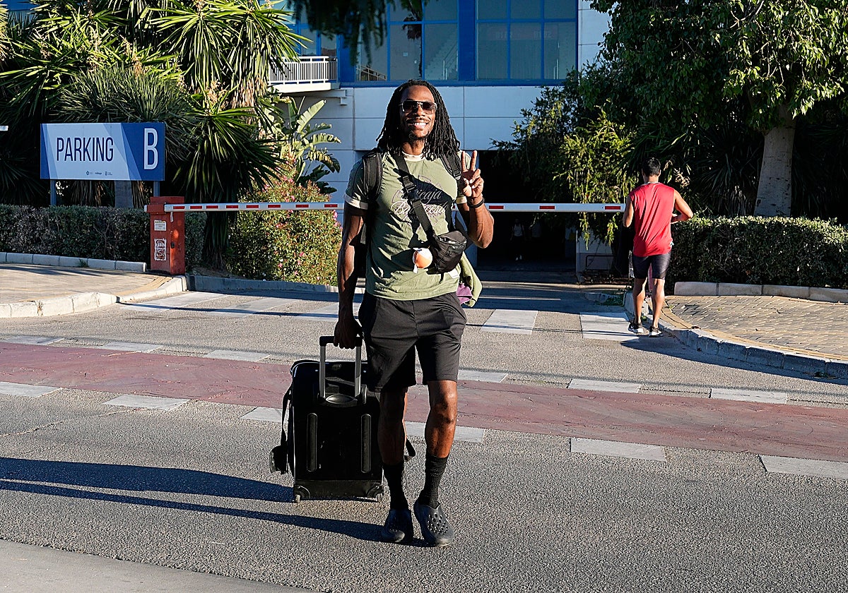 Perry, antes de subirse al autobús, comenzando el viaje a Tenerife.