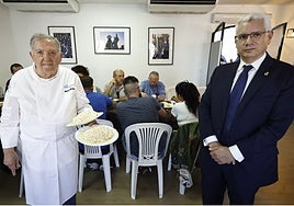 Adolfo Jaime y Ramón Varea, antes de comenzar el almuerzo con los presos.