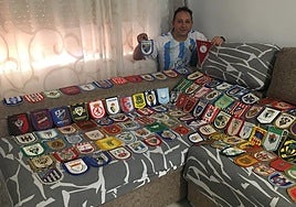 Francisco Javier, con su colección de banderines, con los del Málaga y el Ajax de Amsterdam en la mano.