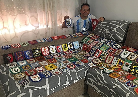 Francisco Javier, con su colección de banderines, con los del Málaga y el Ajax de Amsterdam en la mano.