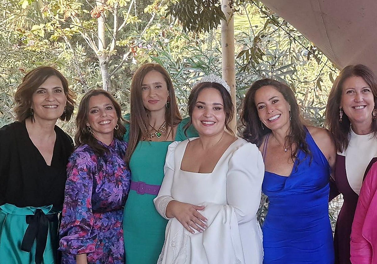 De izquierda a derecha, la concejala de Movilidad, Trini Hernández; de Participación, Mar Torres; la portavoz popular, Elisa Pérez de Siles; la edil de Juventud, Mercedes Martín; la de Innovación, Alicia Izquierdo; y la de Urbanismo, Carmen Casero.