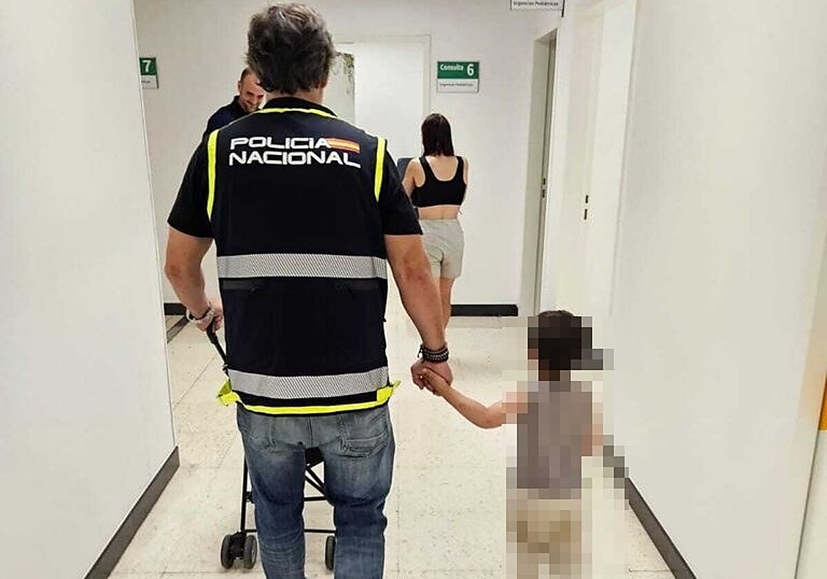 Los agentes acompañando a las víctimas al hospital.