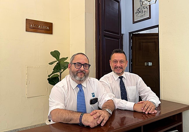 El veterano Juan Carlos Martín y Fran Colomera, el nuevo ordenanza, a la entrada de la Alcaldía, en la primera planta de la Casona.