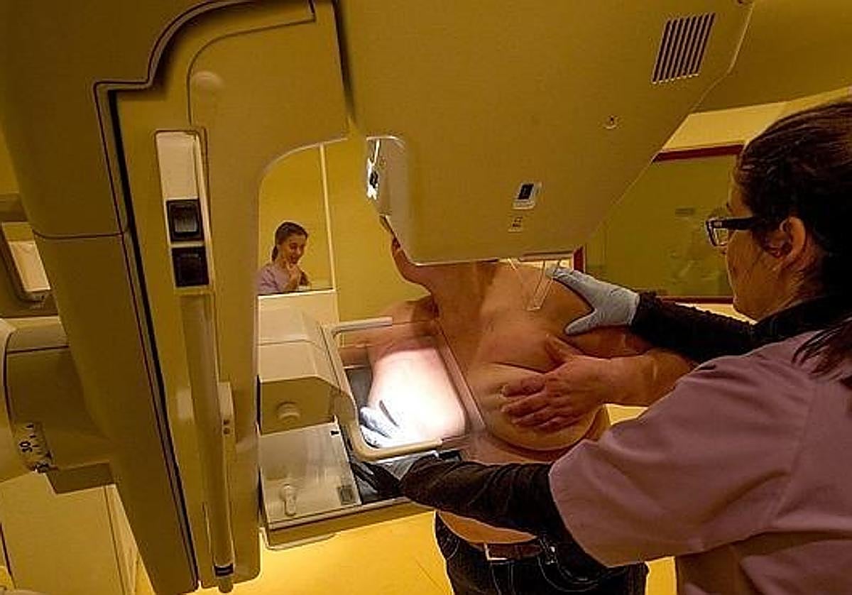 Andalucía eleva a 2.317 las mujeres afectadas por el cribado del cáncer de mama y 1.778 se han hecho ya mamografías